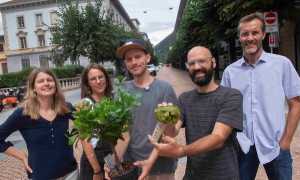 La delegazione dei sostenitori delliniziativa con lalberello e le firme su chiave USB consegnate in Municipio