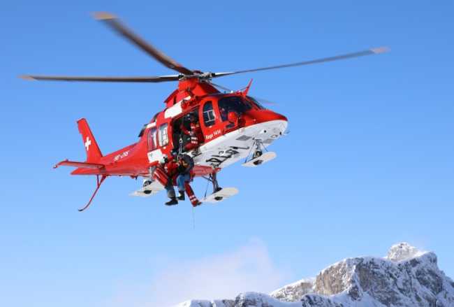 Rega Symbolbild Helikopter Einsatz Winter 21