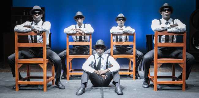 The Black Blues Brothers Posa con sedie