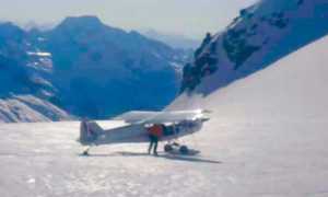 aereo montagna neve atterrato