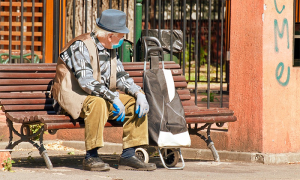 anziano panchina mascherina