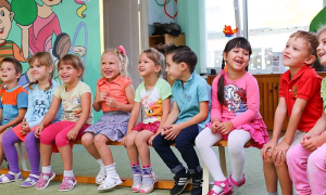 bambini asilo seduti sorrisi