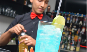 cameriere cocktail azzurro