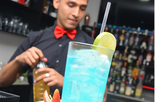 cameriere cocktail azzurro