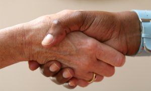 contratto stretta mani