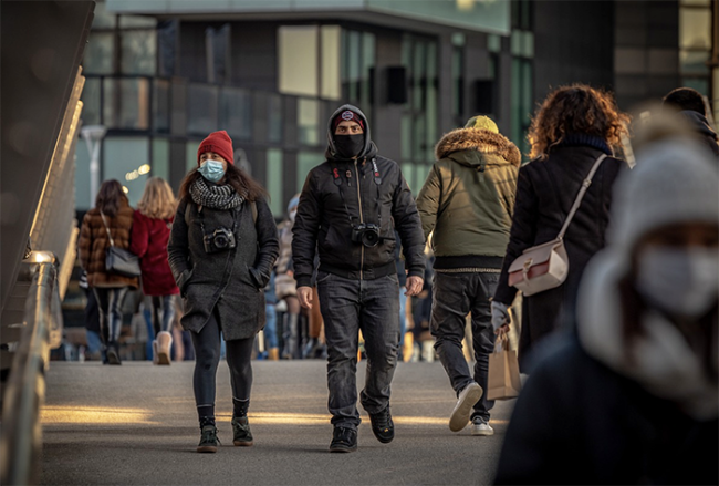 covid gente marciapiede