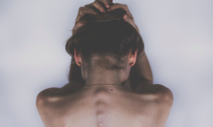 donna nuda spalle triste