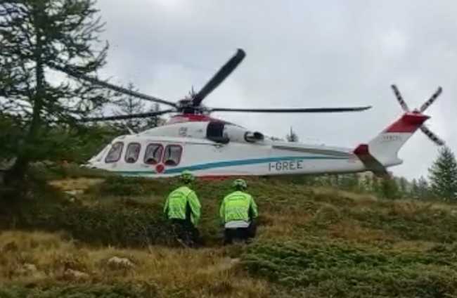 elicottero prato uomini predecollo