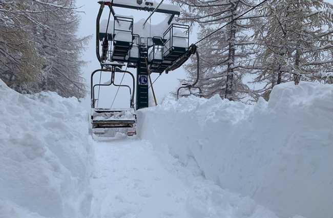 impianti sci neve sando seggiovia immersa