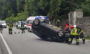 incidente ss34 auto ribaltata