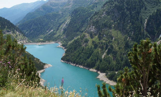 lago alpino diga