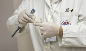 medico camice covid