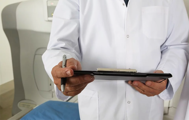 medico camice penna