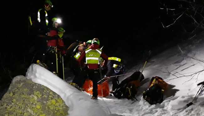 notte neve uomini gruppo soccorso