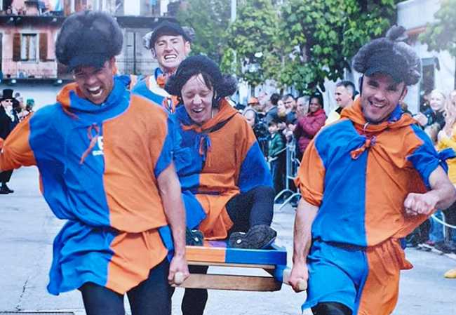 palio asini arrivo arancioni blu