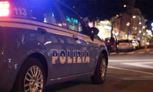 polizia auto notte scritta strada