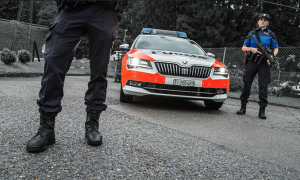 polizia ticino auto agenti mitra