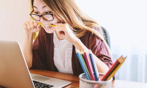 ragazza didattica distanza scuola pc