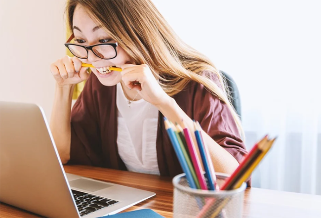 ragazza didattica distanza scuola pc
