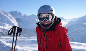 ragazza sci montagne casco