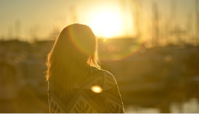 ragazza sole sfuoco