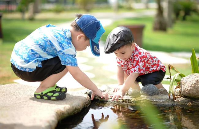 ragazzini bambini acqua gioco