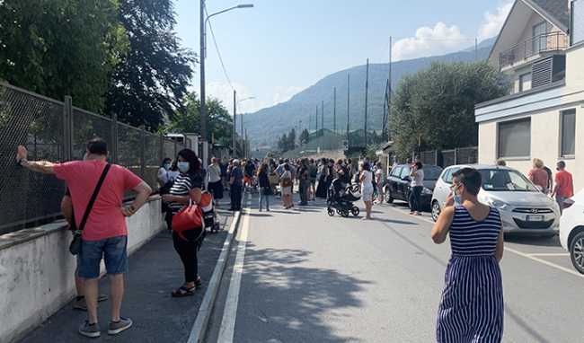 scuola attesa genitori esterno elelmntari covid kennedy