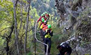 soccorso alpino discesa uomini fila barella