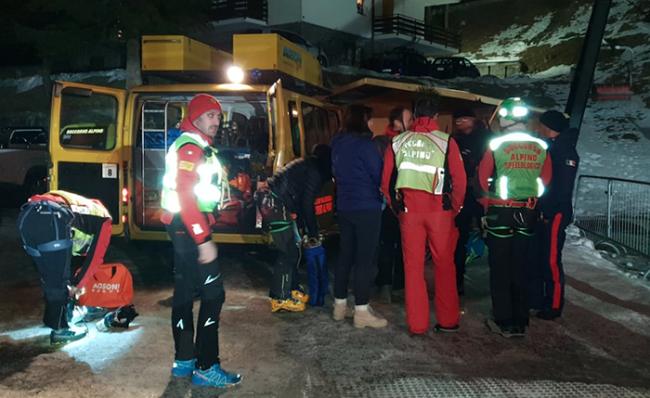 soccoso notte uomini furgone attrezzatura neve