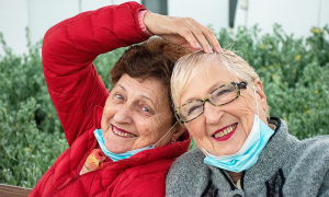 sorelle anziane covid mascherine