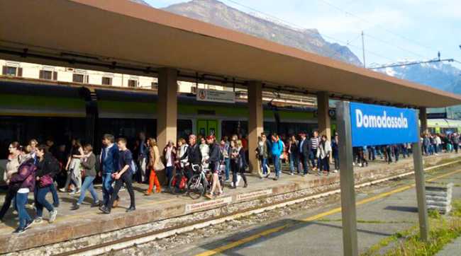 stazione gente binario treno bls