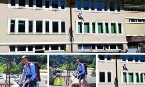 studente corda tetto scuola 