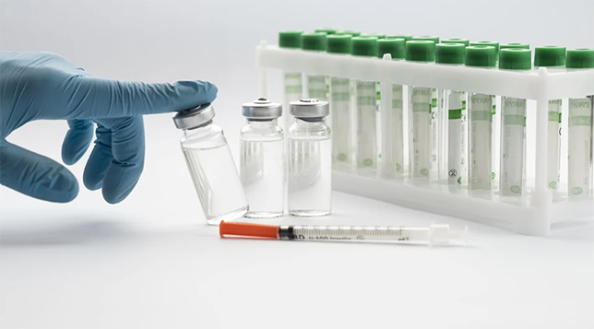 vaccinazione siringa covid