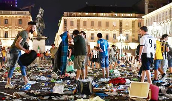 juve piazza folla tifosi2