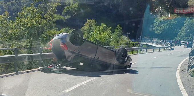 Auto si cappotta sulla strada dei frontalieri da Locarno a Vigezzo