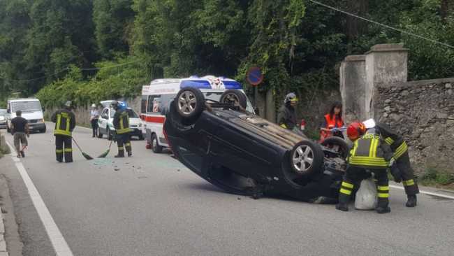 incidente ss34 auto ribaltata