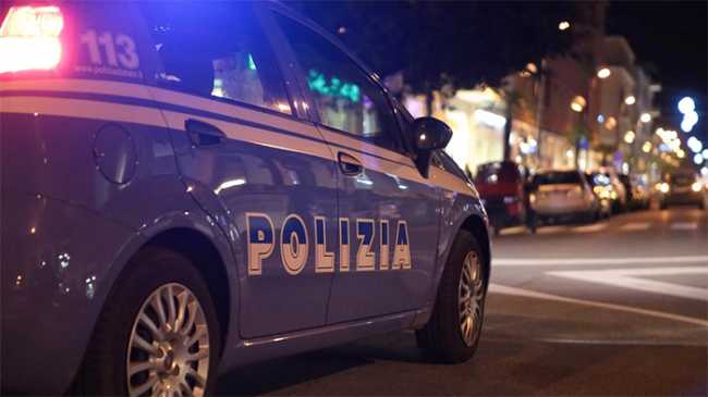 polizia auto notte scritta strada