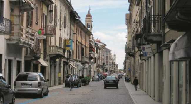 Borgomanero via centrale