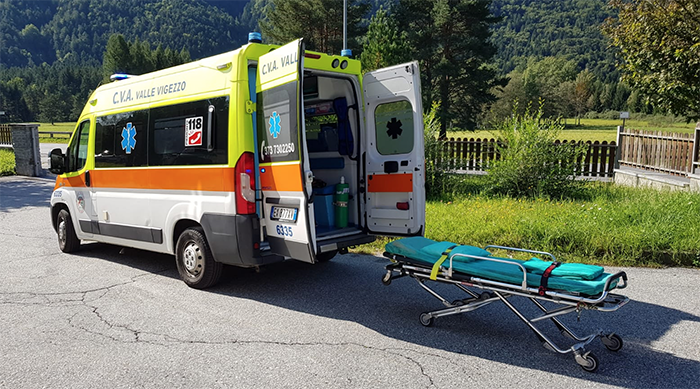 Cade in bicicletta. Donna portata in ospedale in codice rosso