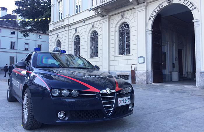 Domo: con un raggiro gli sottraggono 2 mila euro dalla carta postepay, denunciati
