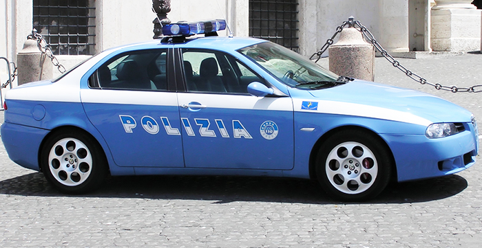 Sorpasso azzardato davanti alla polizia con fuga: multa e patente sospesa