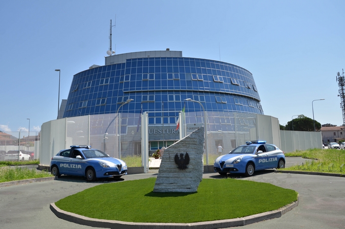 Mascherato da lupo semina il panico impugnando un’ascia giocattolo: svizzero recidivo denunciato