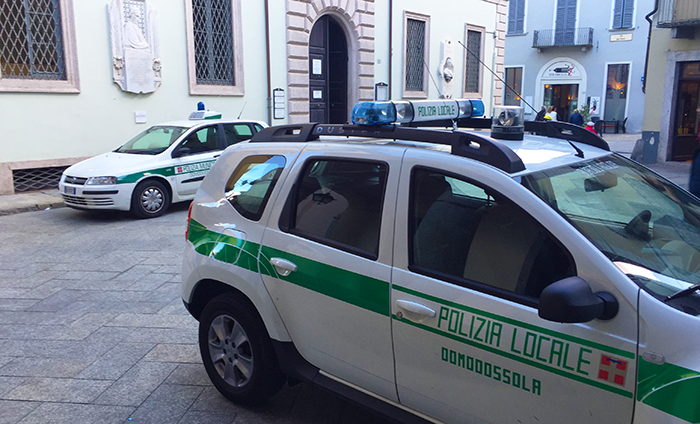 Alla guida un autocarro urta un'auto in sosta e si allontana. Trovato e multato