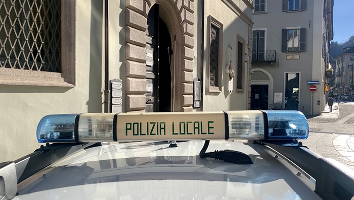 Fa la pipi' davanti all’uscio di un’abitazione del centro storico domese. Scoperto, rischia multa sino a 10 mila euro