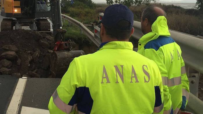 Sassi sulla statale vigezzina, strada chiusa, traffico ferroviario interrotto