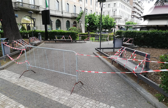 Troppi assembramenti, parchetto chiuso e transennato
