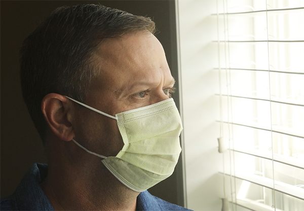 mascherina uomo finestra