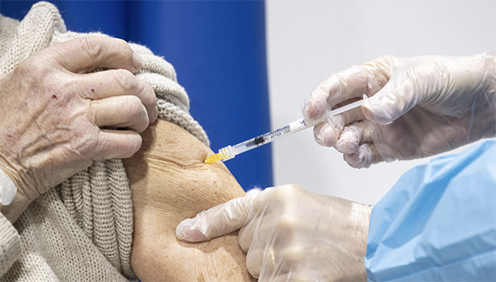 Quarta dose per gli over 80 non fragili: dal 26 aprile possibile in Piemonte riceverla anche in farmacia