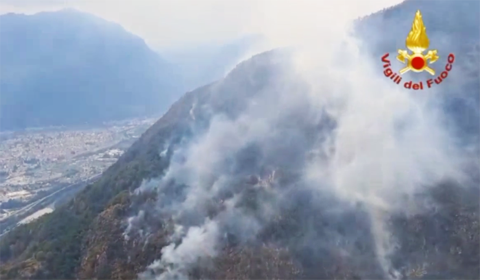Cova ancora la brace nei boschi tra Beura e Trontano, si monitora l’incendio