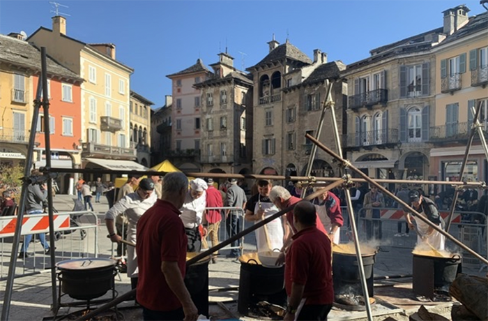La "Festa d'autunno" in piazza Mercato a Domodossola con Oscella Felix
